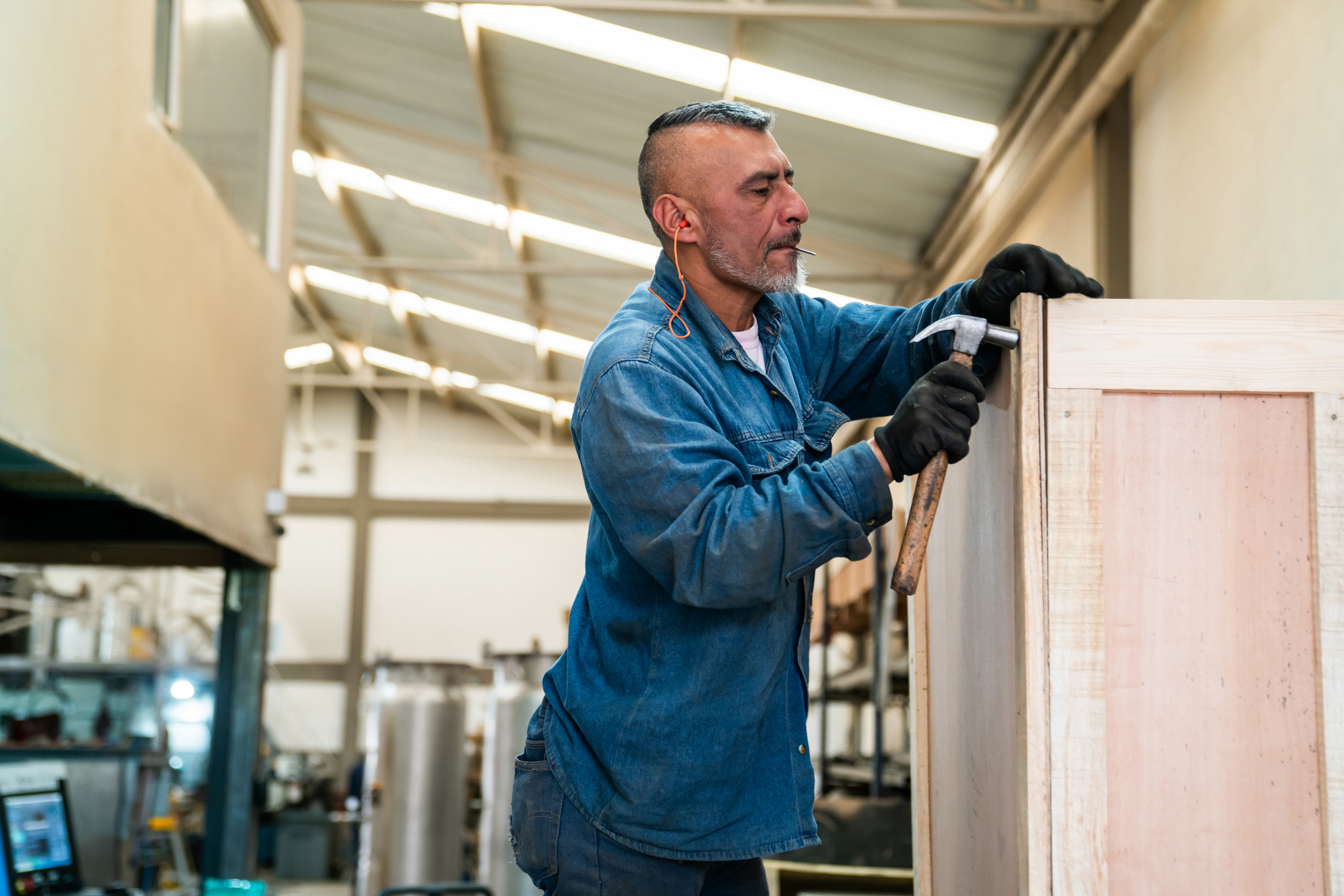 Comparison chart showing key differences between standard palletization and custom crating, including protection level, cost, and best use cases. 